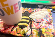 Tapis tasse avec applique abeille