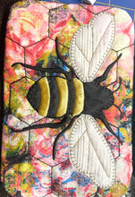 Tapis tasse avec applique abeille