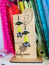 UFO Alien Spaceship Cow Dangles FSL Pendientes SET- En los pendientes de encaje independientes del aro
