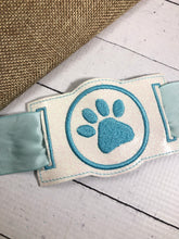 Diseño de deslizadores con estampado de patas para collares o pulseras o libreros para perros