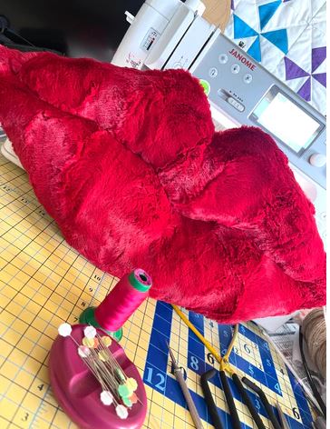 A SIMPLE Big Lips Sewing Pattern for you!