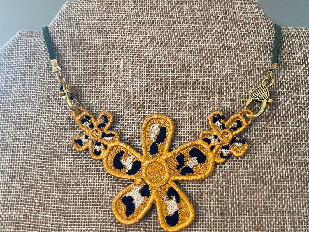 Collier en dentelle autoportant à imprimé léopard, grande marguerite, pièce maîtresse