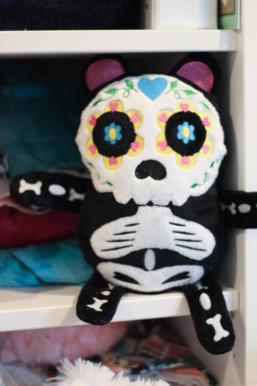 Oso de calavera de azúcar Stuffie peluche en el diseño de bordado de aro