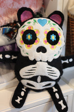 Oso de calavera de azúcar Stuffie peluche en el diseño de bordado de aro