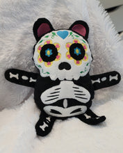 Oso de calavera de azúcar Stuffie peluche en el diseño de bordado de aro