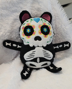 Oso de calavera de azúcar Stuffie peluche en el diseño de bordado de aro