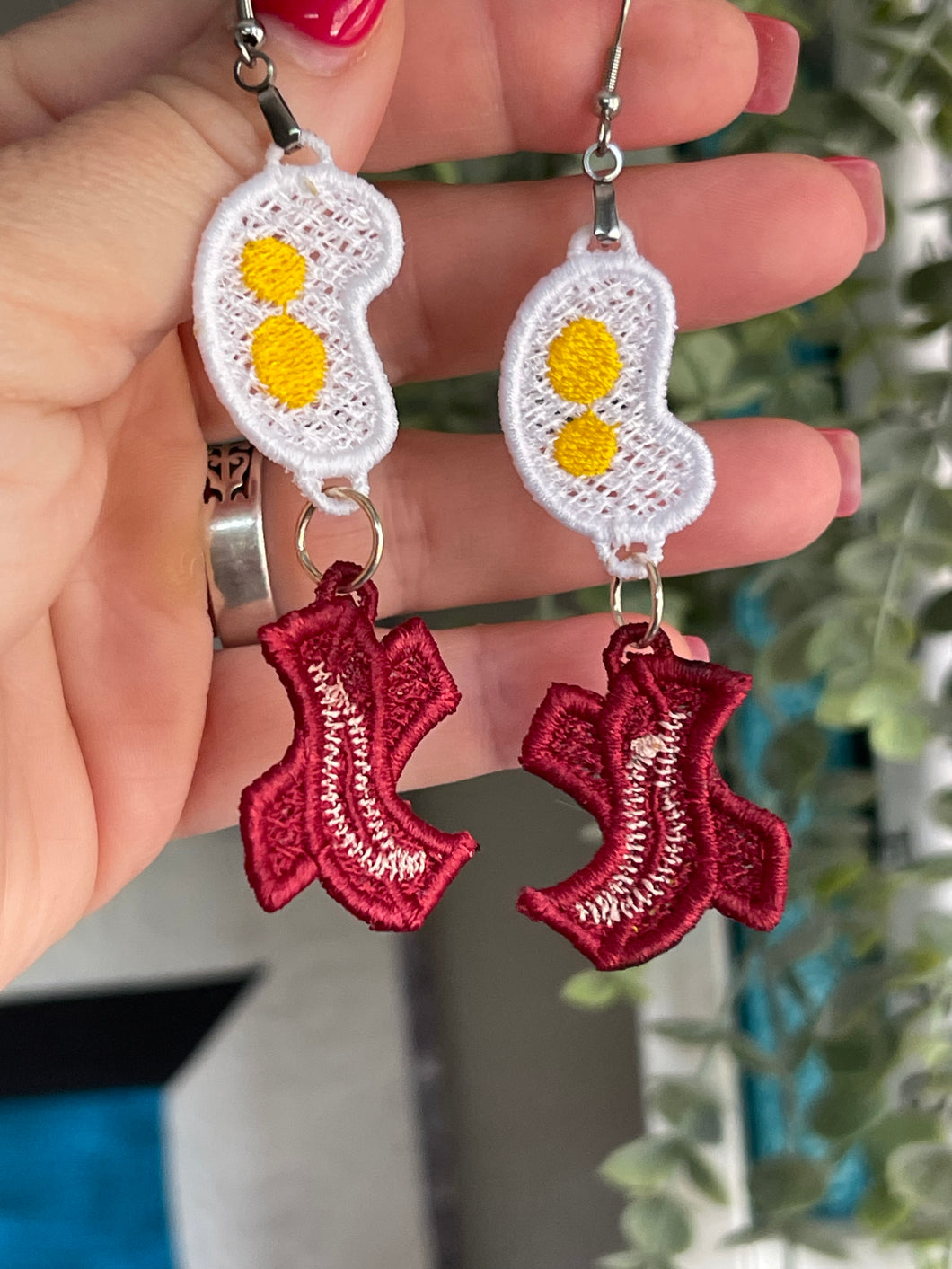 Boucles d’oreilles Bacon and Eggs Dangle FSL - Conception de boucles d’oreilles en dentelle autoportantes - Dans le projet de broderie Hoop