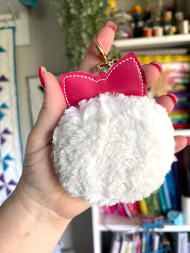 Fluffy Puff avec Bow- Dans le motif de broderie cerceau