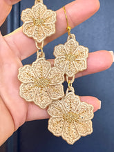 Flax Flower Dangles FSL Boucles d’oreilles SET- Dans les boucles d’oreilles en dentelle autoportantes Hoop