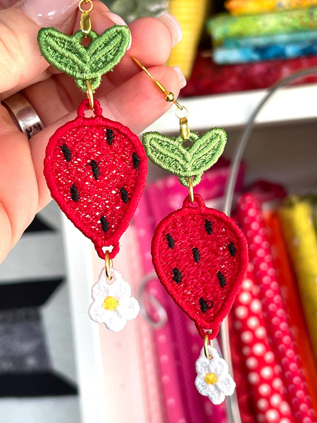 Boucles d’oreilles Strawberry Dangles FSL - Boucles d’oreilles en dentelle autoportantes In the Hoop