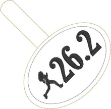 Pestaña a presión Marathon 26.2 Running Girl - Diseño de bordado de etiqueta de mochila/llavero