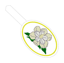 Diseño de bordado con pestaña a presión Magnolia rellena