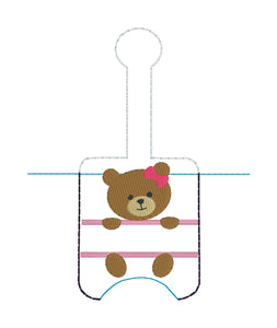 Split Bear Hand Sanitizer Holder Snap Tab Version Dans le projet de broderie Hoop 1 oz pour cerceaux 5x7