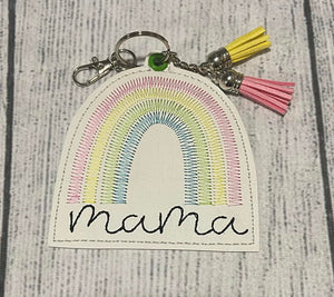 Diseño de bordado con etiqueta de ojal Mama Rainbow en el aro (ITH)