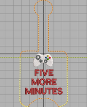 Five More Minutes Gamer Hand Sanitizer Holder Snap Tab Version Dans le projet de broderie Hoop 1 oz pour cerceaux 5x7