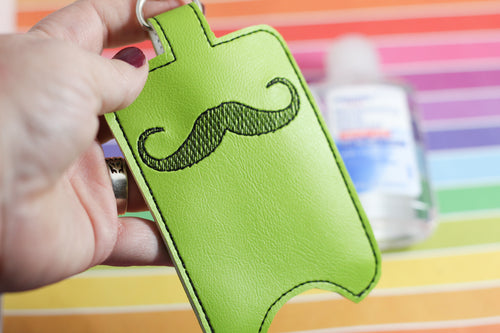 Moustache Hand Sanitizer Holder Snap Tab Version Dans le projet de broderie Hoop 3 oz DT pour cerceaux 5x7