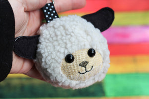 Sheep Fluffy Puff - Dans le motif de broderie cerceau