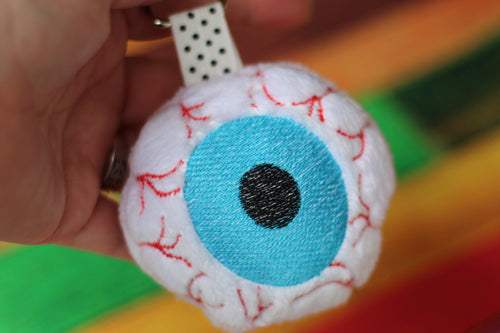 Creepy Eye Ball Fluffy Puff Design Set- En el diseño de bordado de aro