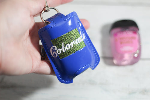 Colorado Hand Sanitizer Holder Snap Tab Version Dans le projet de broderie Hoop 1 oz BBW pour cerceaux 5x7