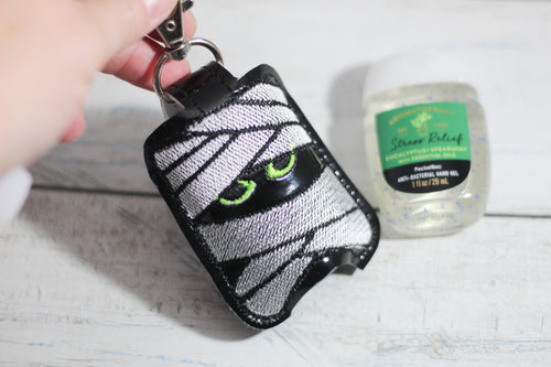 Momie Hand Sanitizer Holder Snap Tab Version Dans le projet de broderie Hoop 1 oz BBW pour cerceaux 5x7