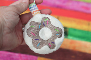 Donut con diseño de hojaldre esponjoso con chispas: diseño de bordado en el aro