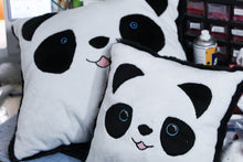 Almohada cuadrada Panda en el aro y diseño de bordado de costura