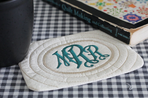 Tapis de tasse à cadre monogramme ovale