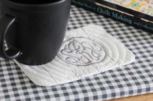 Tapis de tasse de cadre de monogramme de cercle