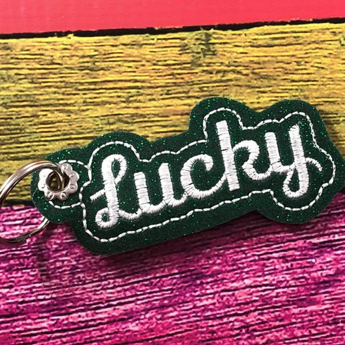 Etiqueta con ojal con diseño de palabras Lucky Charm