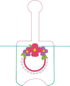 Marco de monograma de flores y perlas Soporte para desinfectante de manos Pestaña a presión en el proyecto de bordado de aro