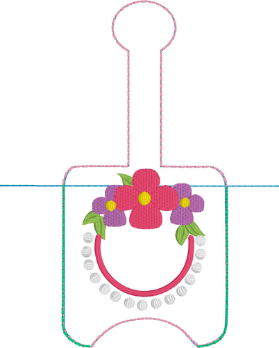 Soporte para desinfectante de manos con monograma de flores y perlas Versión con pestaña a presión en el proyecto de bordado de aro 2 oz DT para aros de 5x7