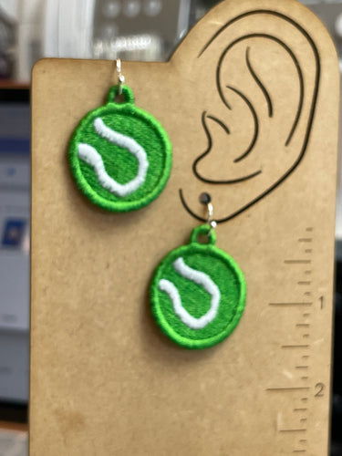 Boucles d’oreilles Balle de tennis FSL - Conception de boucles d’oreilles en dentelle autoportantes - Projet de broderie dans le cerceau