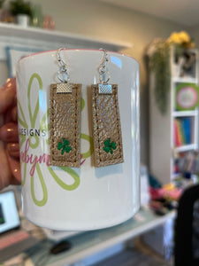 Bar with Clover Earrings embroidery design