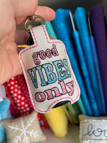 Good Vibes Only Hand Sanitizer Holder Snap Tab Version Dans le projet de broderie Hoop 1 oz pour cerceaux 5x7