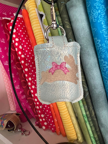 Leaping Bunny Hand Sanitizer Holder Snap Tab Version Dans le projet de broderie Hoop 1 oz BBW pour cerceaux 5x7