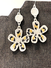 Boucles d’oreilles FSL Leopard Print Big Daisy Dangles - Boucles d’oreilles en dentelle autoportantes dans le cerceau