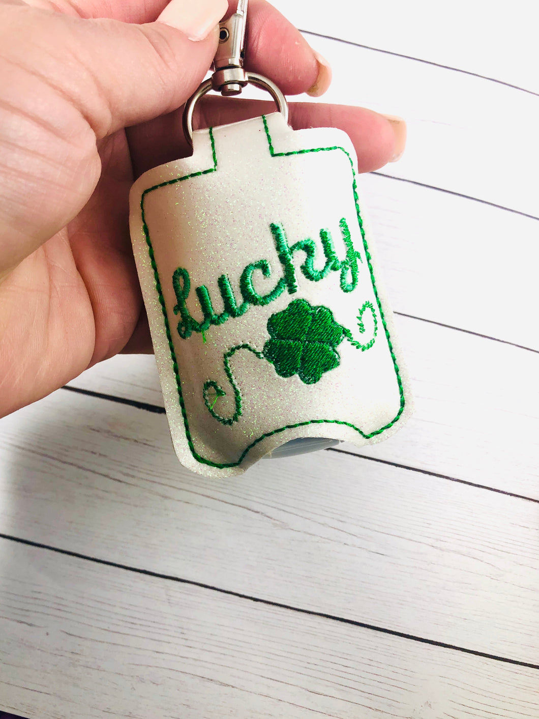 Lucky Four Leaf Clover St Patrick's Day Hand Sanitizer Holder Snap Tab en el proyecto de bordado de aro