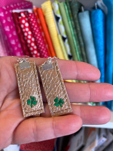 Bar with Clover Earrings embroidery design