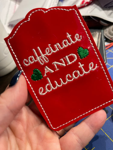 Cafeínate y educa al titular de la tarjeta de regalo en el diseño de bordado del aro (ITH)