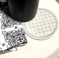 Posavasos circular a cuadros en el proyecto de bordado de aro