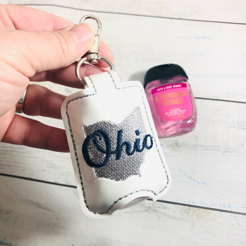 Ohio Hand Sanitizer Holder Snap Tab Versión en el proyecto de bordado de aro 1 oz BBW para aros 5x7