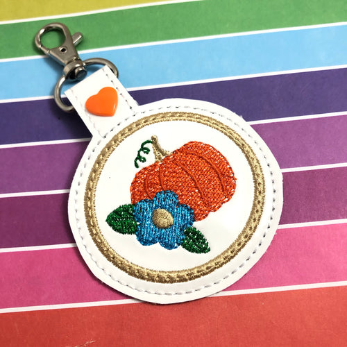 Pestaña de presión floral de calabaza -4x4 -Diseño de bordado de etiqueta de mochila-etiqueta de llavero ITH