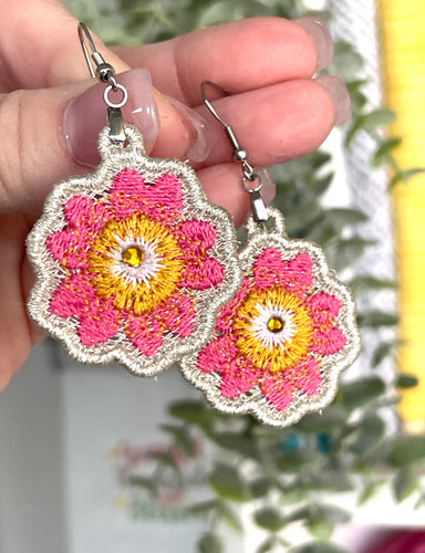 Boucles d’oreilles Wild Primrose FSL - Boucle d’oreille et pendentif en dentelle autoportants - Projet de broderie In the Hoop