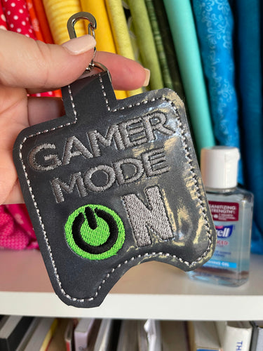 Gamer Mode ON Hand Sanitizer Holder Snap Tab Version Dans le projet de broderie Hoop 2 oz pour cerceaux 5x7