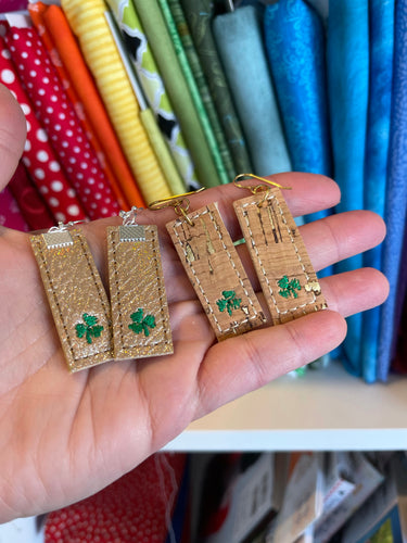 Bar with Clover Earrings embroidery design