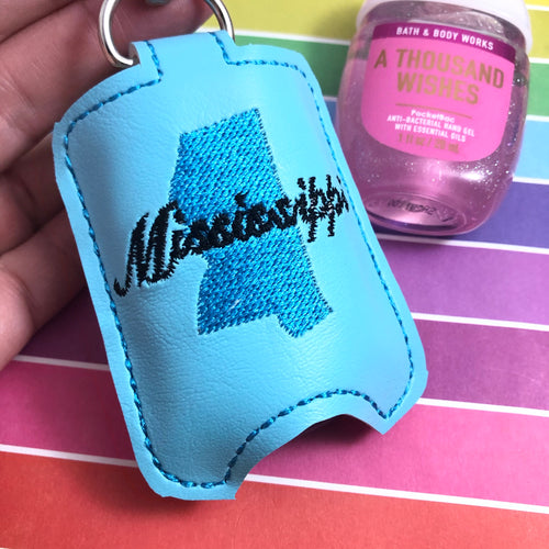 Mississippi Hand Sanitizer Holder Snap Tab Versión en el proyecto de bordado de aro 1 oz BBW para aros 5x7