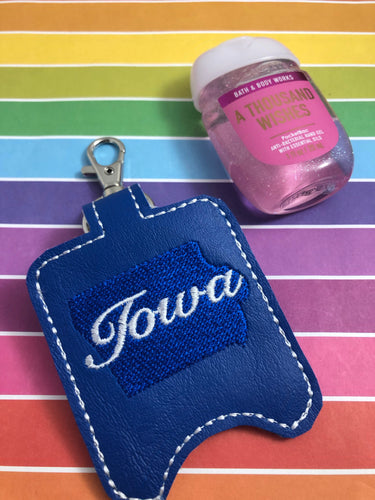 Iowa Hand Sanitizer Holder Snap Tab Version Dans le projet de broderie Hoop 1 oz BBW pour cerceaux 5x7