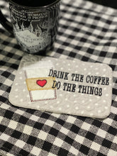 Beber el café Hacer las cosas - En el proyecto de bordado de alfombra de taza de aro