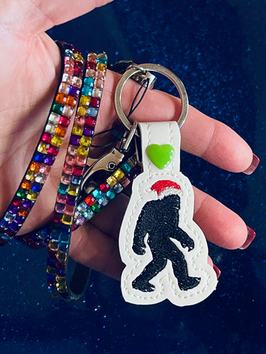 Bigfoot Santa Hat Snap Tab dans le motif de broderie Hoop