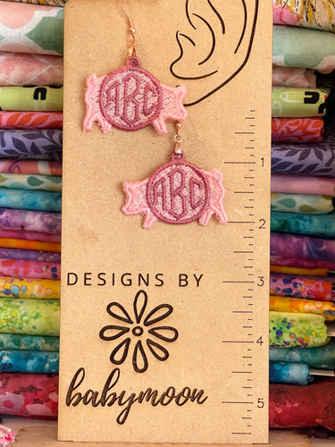 Monogram Show Pig FSL Boucles d’oreilles - Dans le cerceau Boucles d’oreilles en dentelle autoportantes Design pour broderie machine